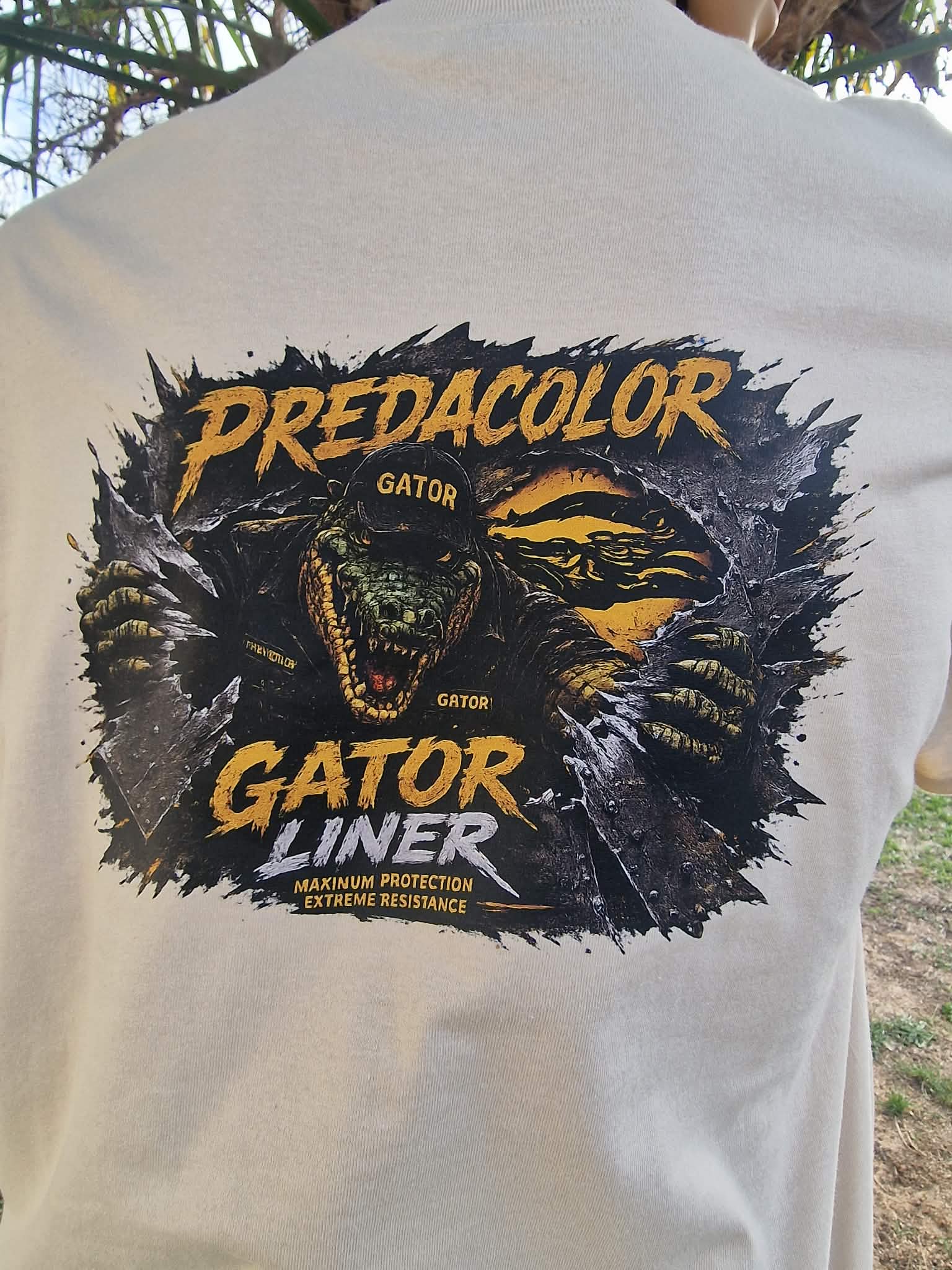1 BEIGE DOS - PredaColor Back view of a white T‑shirt featuring a bold yellow 'PREDATOR GATOR' graphic with an aggressive alligator image and the word 'LINER'.