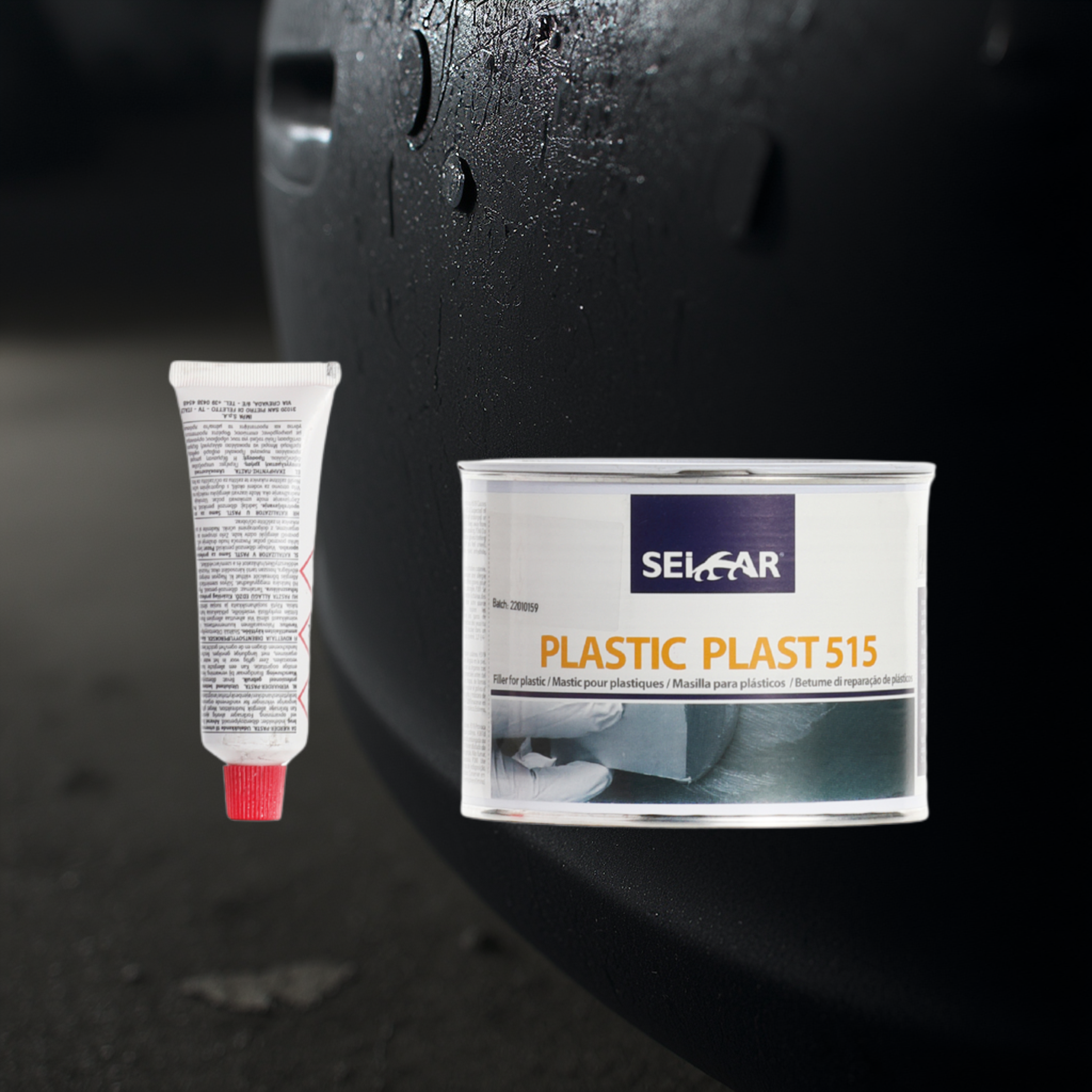 Arrière-plan avec pare-chocs en plastique 1 - PredaColor Close-up of a white squeeze tube with a red cap beside a plastic plaster box on a dark surface.